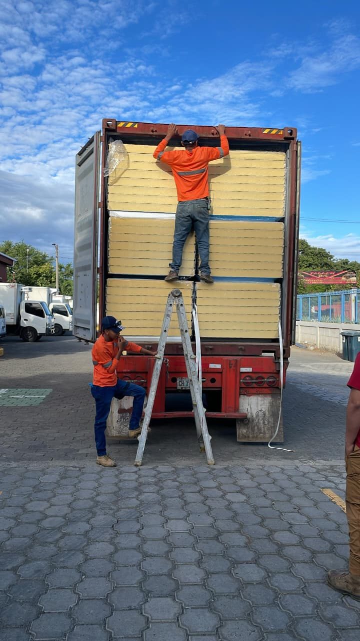 Descarga de paneles desde un contenedor en una operación coordinada por Connelix